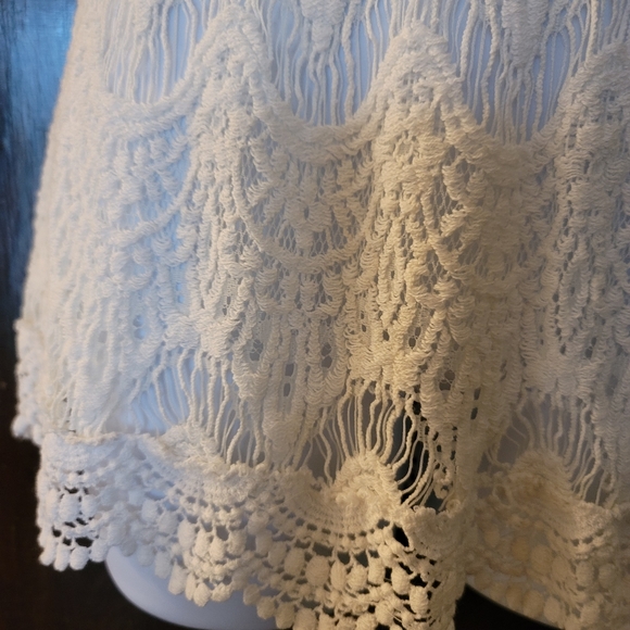 Romantic White Chantilly Lace top with flutter sleeves Sz M - Picture 4 of 8